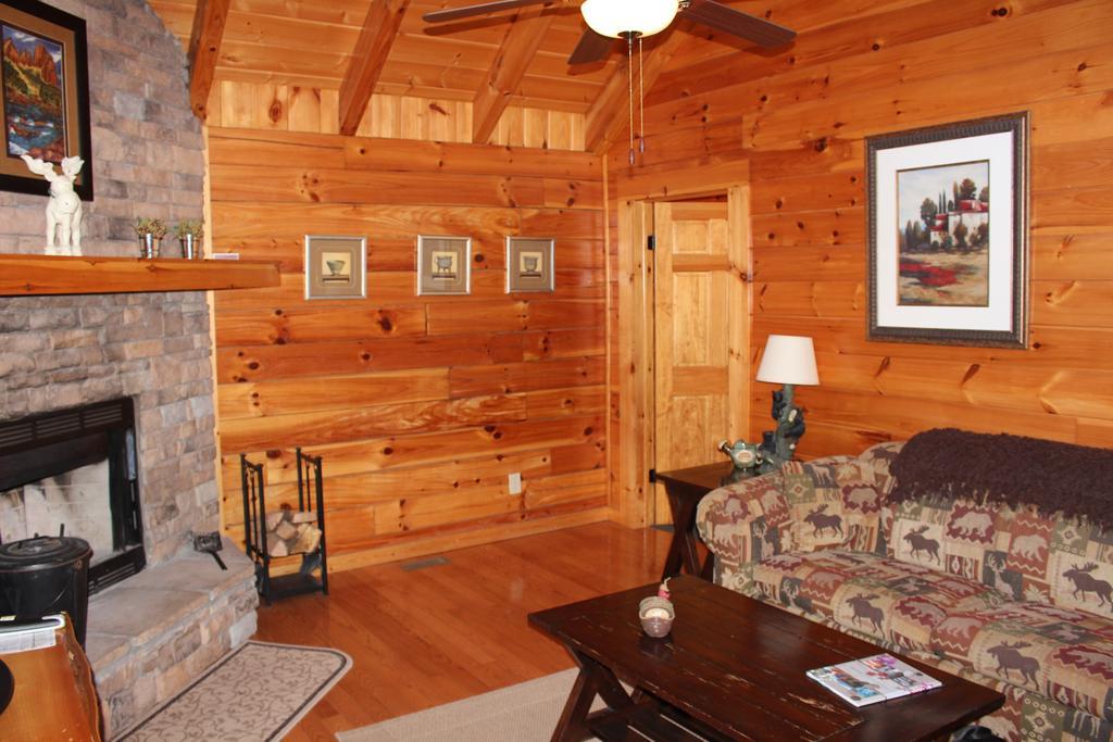 Knotty By Nature Gatlinburg Room photo