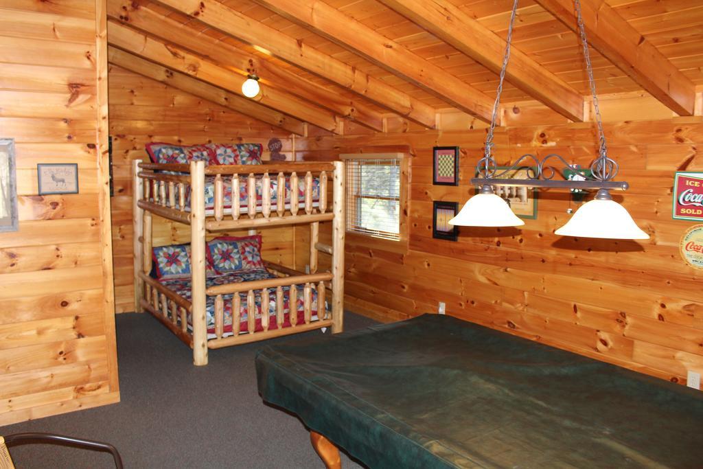 Knotty By Nature Gatlinburg Room photo