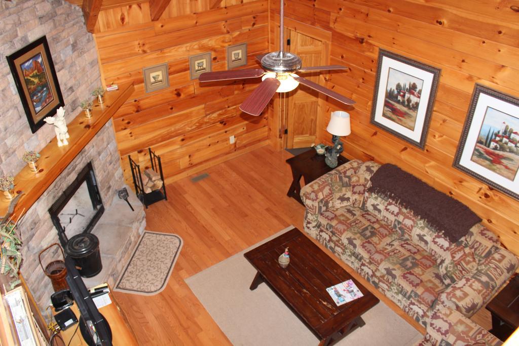 Knotty By Nature Gatlinburg Room photo